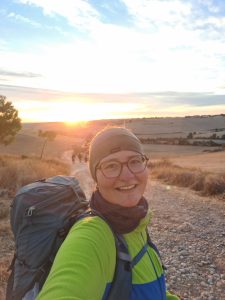 Bild (von und) mit Melissa Hanser, das sie auf ihrem Weg nach Santiago zeigt