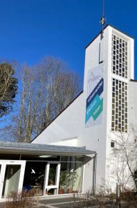 Bild, das den Turm sowie die Eingang zur Ev. Kirche Bad Wurzach zeigt.