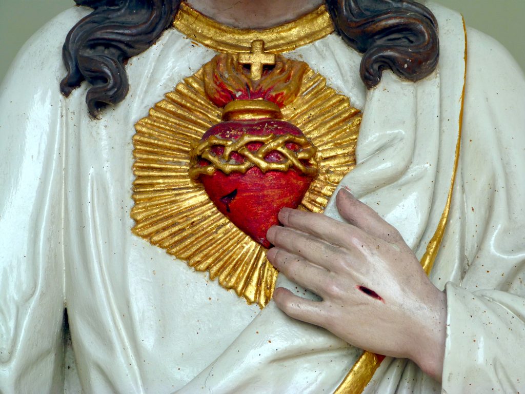 Bild, das einen Ausschnitt der Herz-Jesu-Statue von Bad Wurzach zeigt.